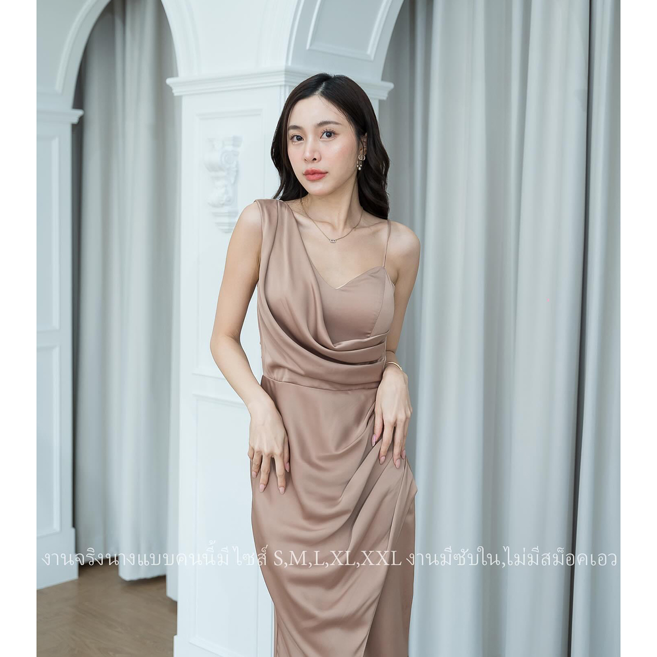 kudapy เดรสยาวสีโอวัลติน ไหล่เบี่ยงสายเดี่ยว งานสวยผ้าเครปซาตินมีซับในเสริมฟองน้ำ