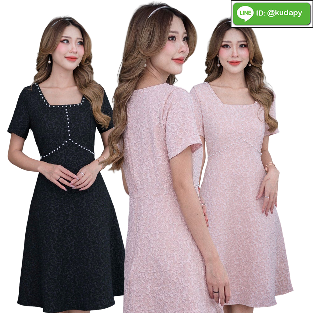 kudapy เดรสสั้รปักลายนูนสีชมพูโอรส สีดำ คอเหลี่ยม แขนสั้น ลายผ้าเป็นลายนูนดอกเล็กๆ ทรงสวยเป็นงานทรงบานเล็กน้อยพรางสะโพกได้