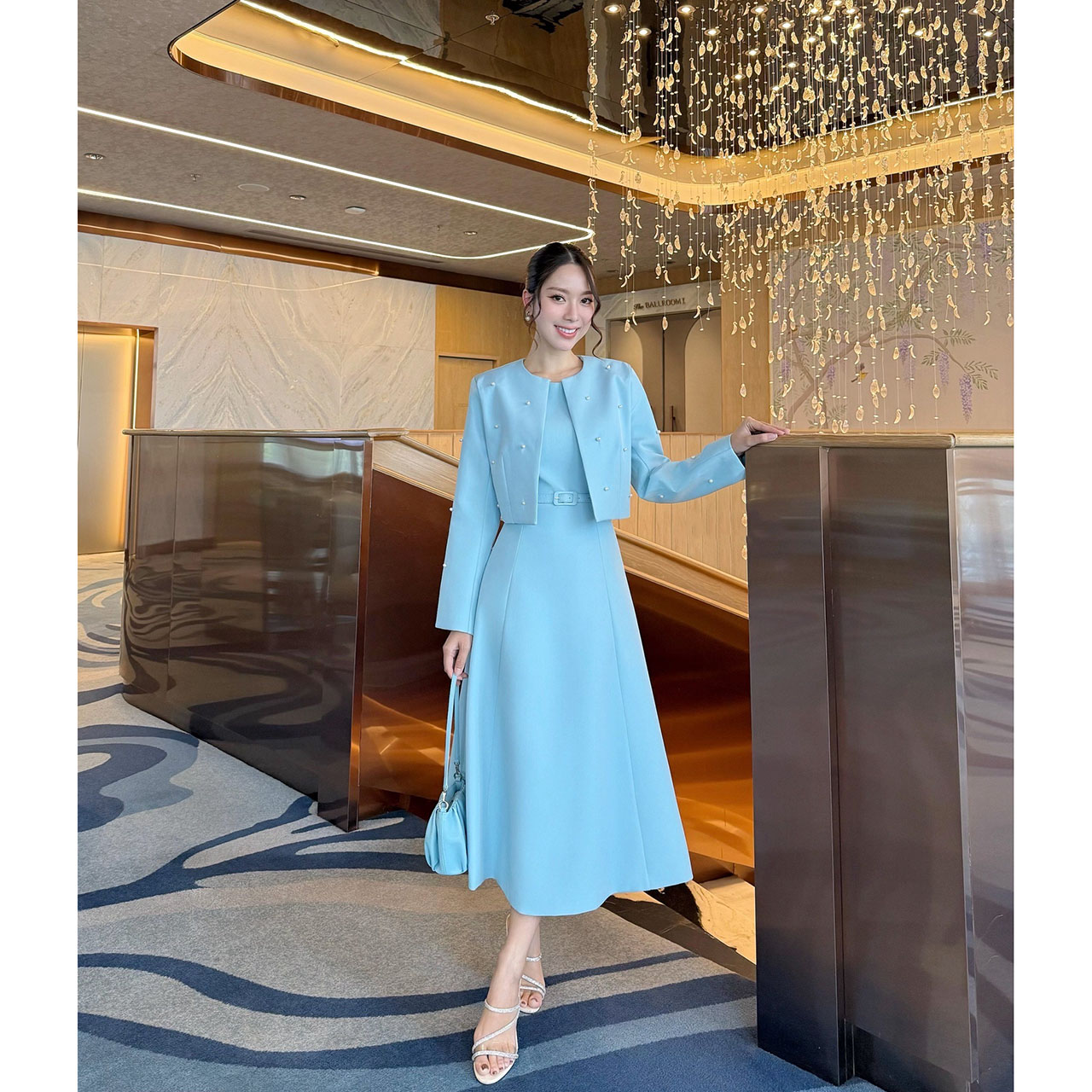 kudapy เซ็ท 3 ชิ้น: เดรสยาว+ครอป+เข็มขัด เสื้อคลุมติดไข่มุก เดรสออกมาให้เข้ารูปเอวสูง มีฟองน้ำในตัว ซิปด้านหลัง