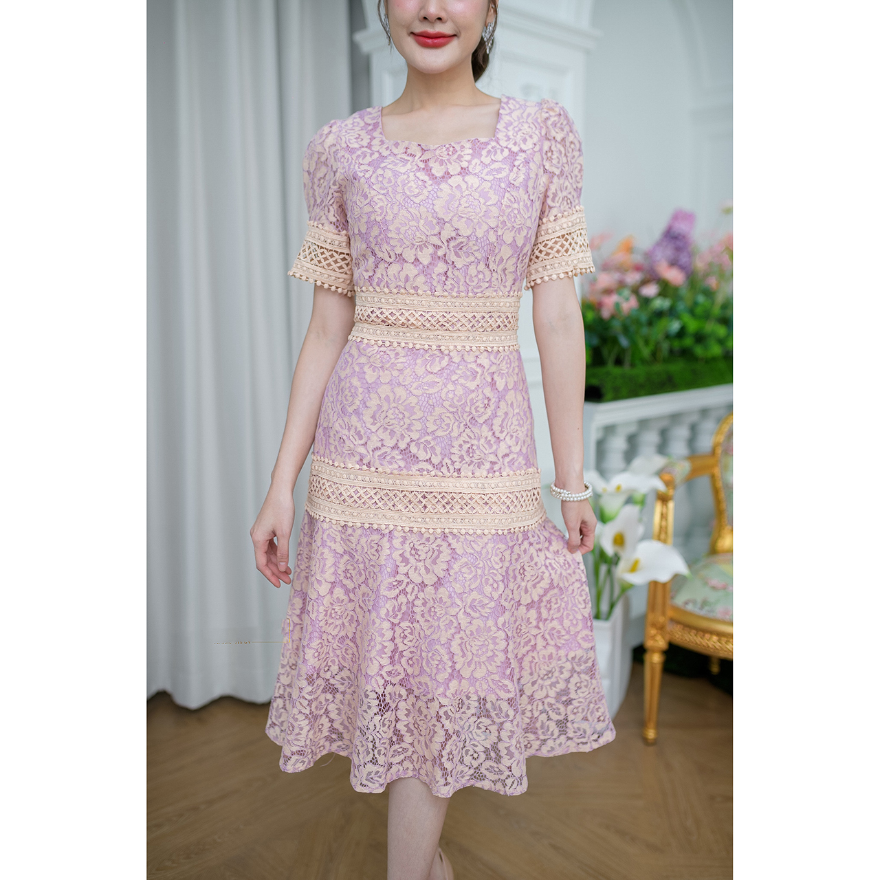 kudapy เดรสสั้นสีม่วงครีม/สีโอรส ลูกไม้ผ้าดีเนื้อนิ่ม ลายสวย ดีเทลแต่งลูกไม้คาดช่วงเอว และสะโพก ปลายแขนแต่งจั้มสวยหวาน