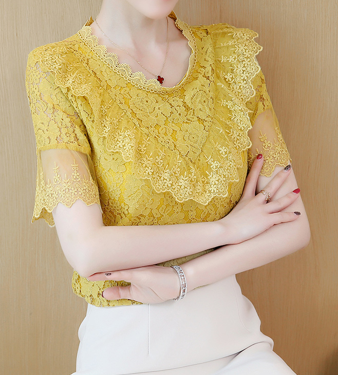 เสื้อลูกไม้สีเหลือง หน้าอกเสื้อแต่งด้วยผ้าลูกไม้ปักด้ายด้ายสีเหลือง ระบายเป็นรูปตัววี