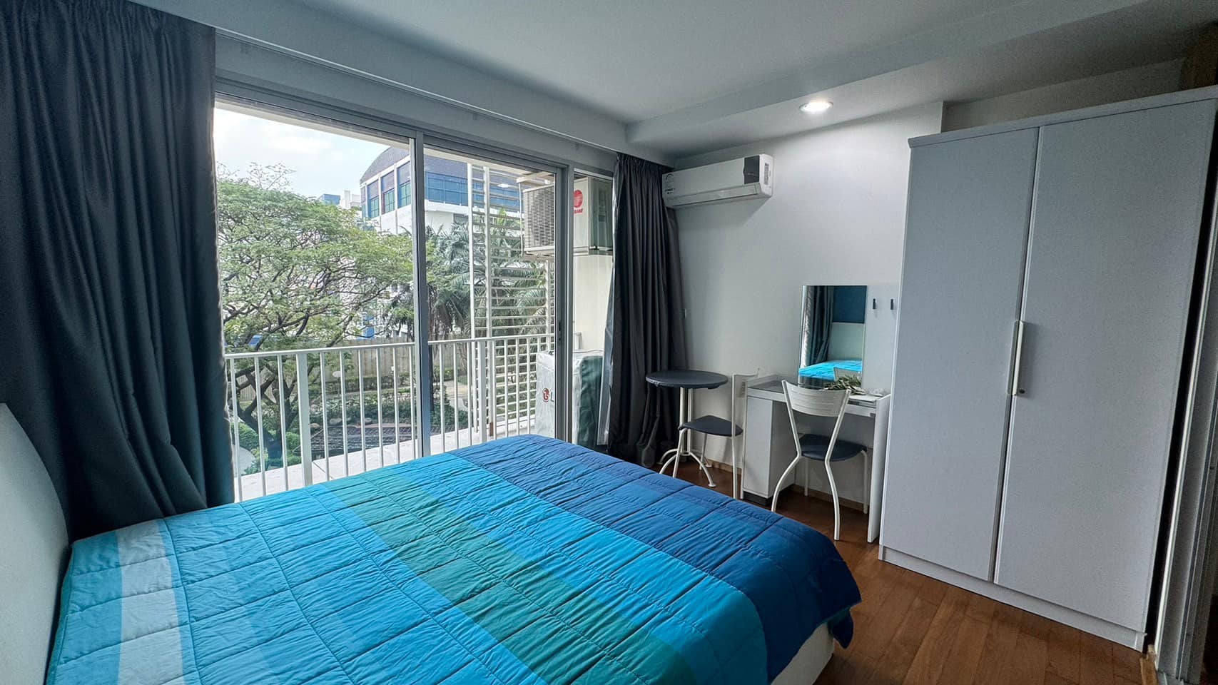 ให้เช่าคอนโด THE LINE Phahonyothin Park (เดอะ ไลน์ พหลโยธิน พาร์ค) - ตกแต่งเฟอร์ครบมีเครื่องซักผ้าห้องกว้างน่าอยู่ - การเดินทาง: ใกล้ BTS ห้าแยกลาดพร้าว และ MRT พหลโยธิน