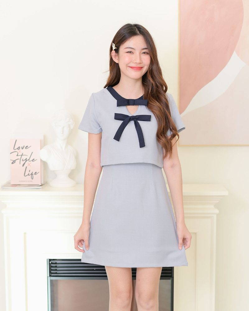kudapy เดรสแขนสั้นคอวี แต่งโบว์สีตัดตัวชุด 2 ชั้น เดรสชิ้นเดียวน ผ้าเนื้อนิ่มรีดง่ายใส่สบาย ซิปหลังมีซับในทั้งตัว