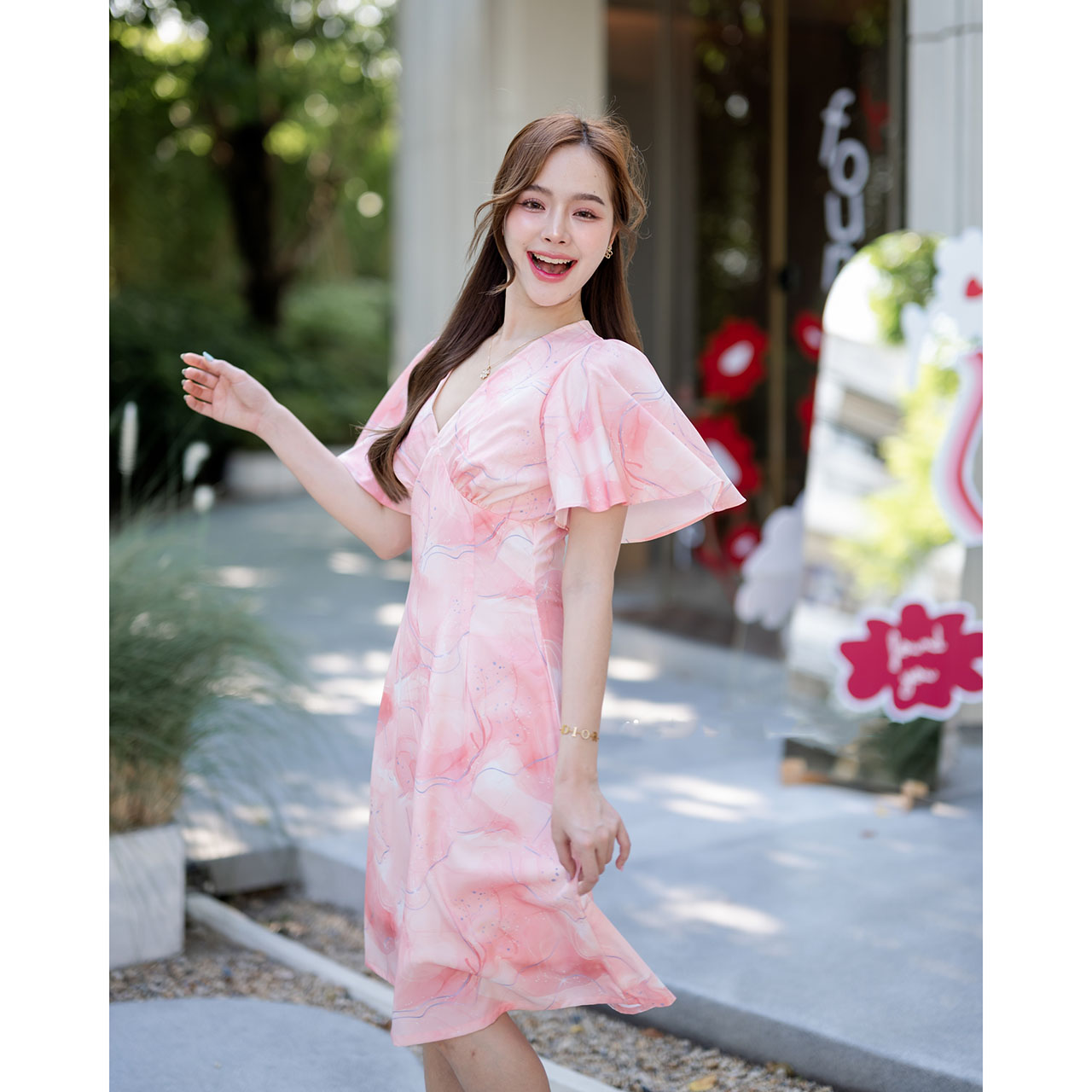 kudapy เดรสสั้นสีเอิร์ธโทน/สีพาสเทล/สีโทนฟ้า/สีโทนสีโอรส ตัวเสื้อเป็นคอวีจับจีบเดรปที่อก ต่อลงมาเป็นกระโปรงทรงเอบาน แขนเสื้อเป็นทรง Bell