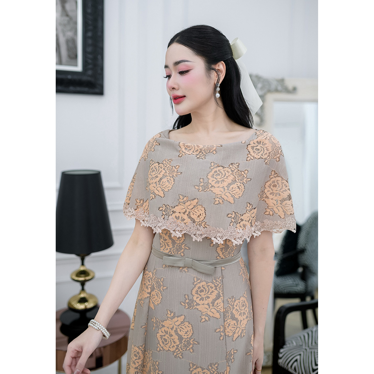 kudapy เดรสลูกไม้ผ้านิ่่มใส่สบาย แต่งเอวโบว์กระโปรงทรงเอสวย มีซับในทั้งชุด