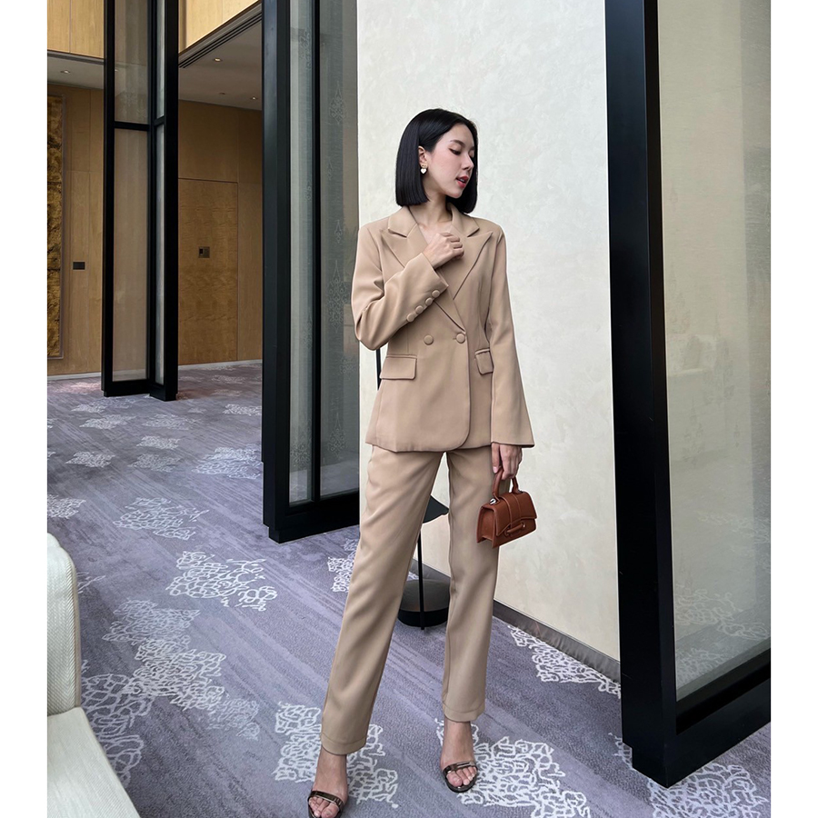 kudapy Set suit สีน้ำตาลเอริธโทน มาพร้อมกับกางเกงทรงกระบอกซิปตะขอหน้า กระเป๋าจริง ใส่ออกมาแล้วดูผอมสูง
