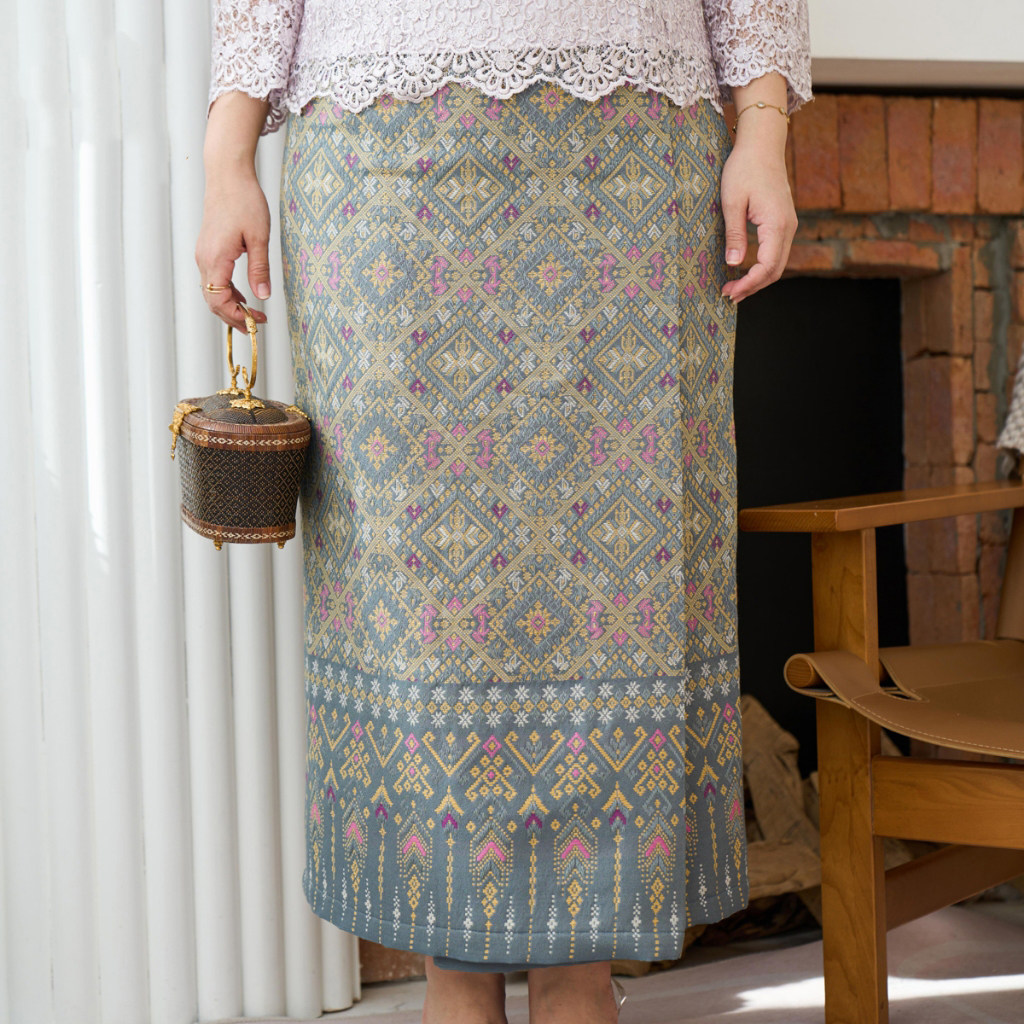 kudapy ชุดเซ็ทออกงานสีเทา +ผ้าถุงทอลายแพรวากาฬสินธุ์ คอจีน แขนยาว แต่งระบายไหล่