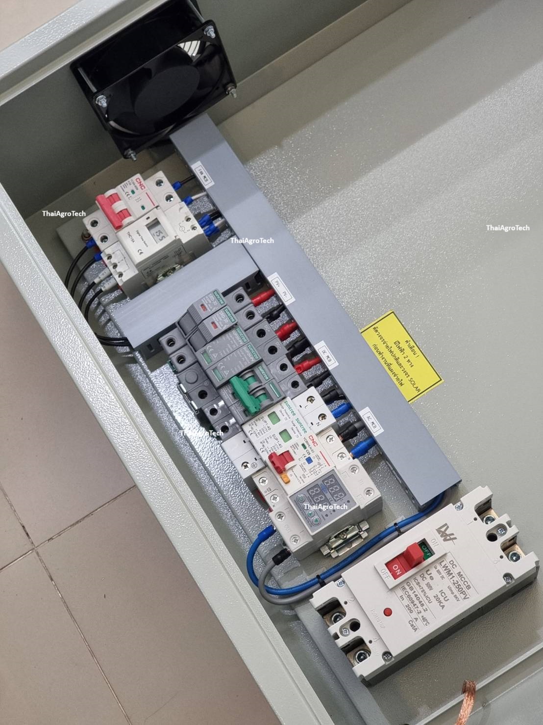 ตู้คอมบายเนอร์ ดีซี 1สตริง 1เฟส พื้นที่ว่างสำหรับติดตั้งอินเวอร์เตอร์ทั้งแบบ ออนกริด ออฟกริด และไฮบริด ติดตั้งพัดลมระบายอากาศ พร้อมเครื่องตั้งเวลา Surge Protector Relay ตัดวงจรไฟฟ้า เมื่อมีไฟรั่ว ไฟดูด ไฟกระแสเกิน AC-DC combiner 1string 1phase