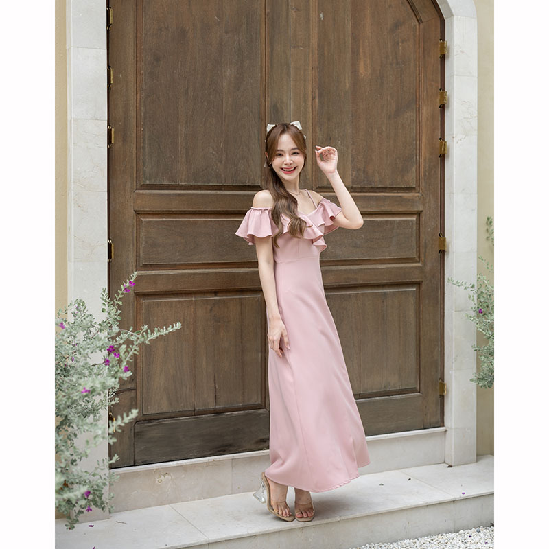 kudapy เดรสยาวสีชมพู/สีกรม/สีครีม/สีเขียวมัทฉะ เป็นแบบเปิดไหล่ มีสายเดี่ยวเส้นเล็กไว้ให้คล้องบ่าคล้องใจ อัพความสวีทด้วยงานแต่งระบาย เป็นทรงกระโปรงทรงเอ