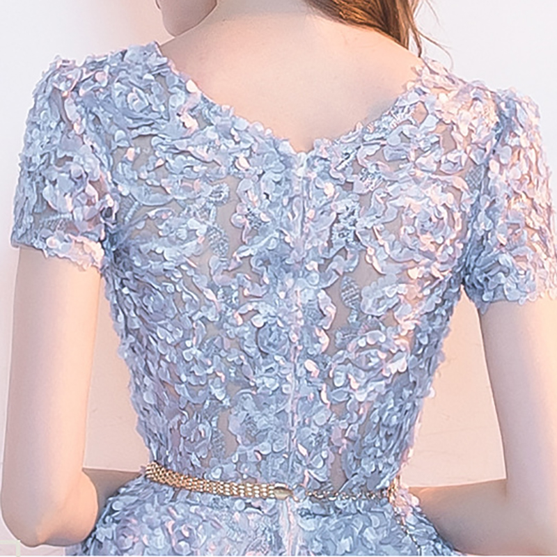 เดรสสั้นสีเทาฟ้า ตัวชุดเป็นผ้าลายดอกไม้สามมิติ (ไม่รวมเข็มขัด)