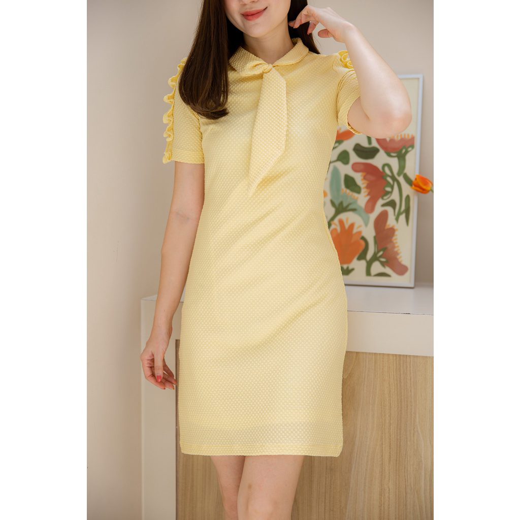 kudapy เดรสสั้นคอกลมสีฟ้า สีเหลือง ผ้าป๊อบคอร์น คอบัว เล่นดีเทลเย็บสอดทรงเนคไท ช่วงแขนแต่งระบายจับจีบ กระโปรงทรงเอ ซิปหลัง