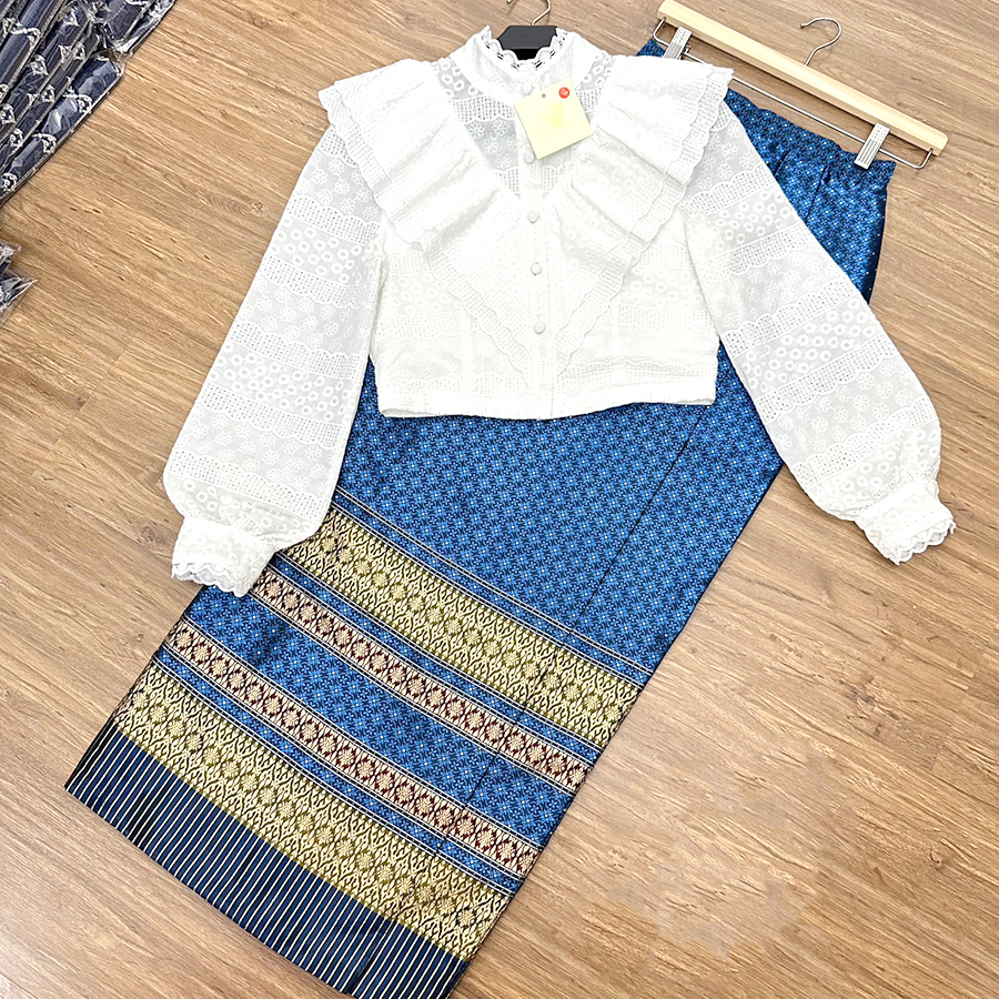 kudapy เสื้อลูกไม้ฉลุสีขาวแขนยาว + ผ้าถุงทอลายสีม่วง สีชมพู สีน้ำเงิน สีกรมท่า เซตเข้าชุดไปงานแต่งสวยๆ