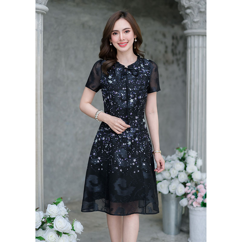 kudapy เดรสั้นสีดำ/สีขาวอมครีม สลายกาแล็กซีดวงดาว เป็นผ้ามีเทคเจอร์นำมาพิมพ์ลาย พิมพ์แบบให้เป็นเชิงช่วงตัว เว้นว่างช่วงปลายกระโปรงทำให้ไม่ดูลายเกินไป