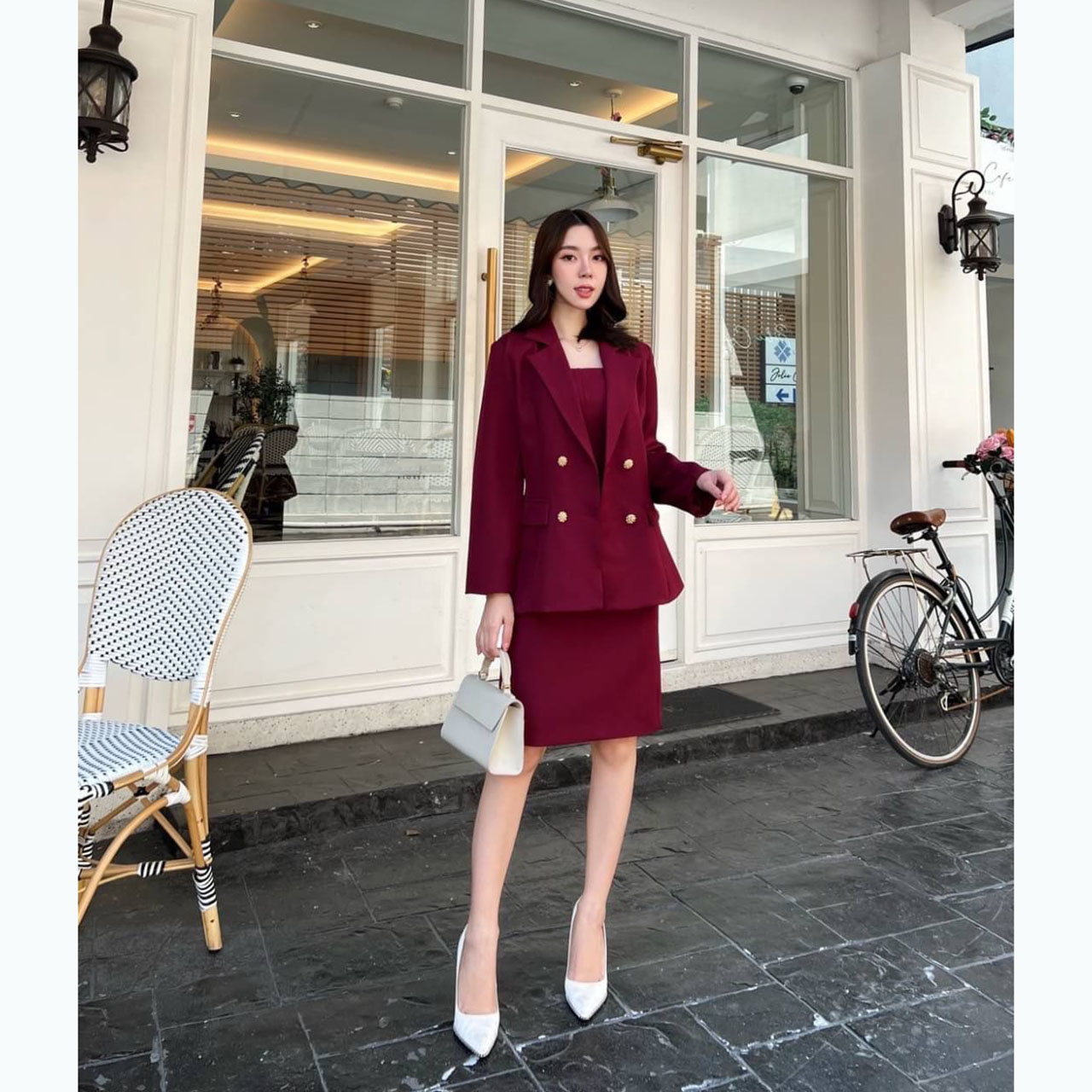 kudapy Setsuit 2 ชิ้น เสื้อสูทออกแบบให้เป็นทรงใหญ่กว่าเดรส+เดรสคอเหลี่ยม ซิปหลัง มีซับในทั้งตัว ใส่สบาย แต่ยังมีความสุภาพ มีฟองน้ำเสริมไหล่บ