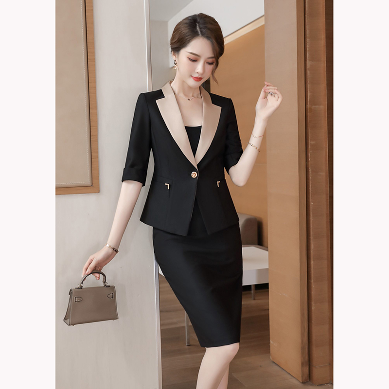 kudapy ชุดสูททำงานผู้หญิงสีดำ/สีชมพู ปกเบจแขนสามส่วนพร้อมกระโปรง จุดเด่นของชุดนี้คือการออกแบบให้กระชับเข้ารูปเป็นแขนสามส่วน