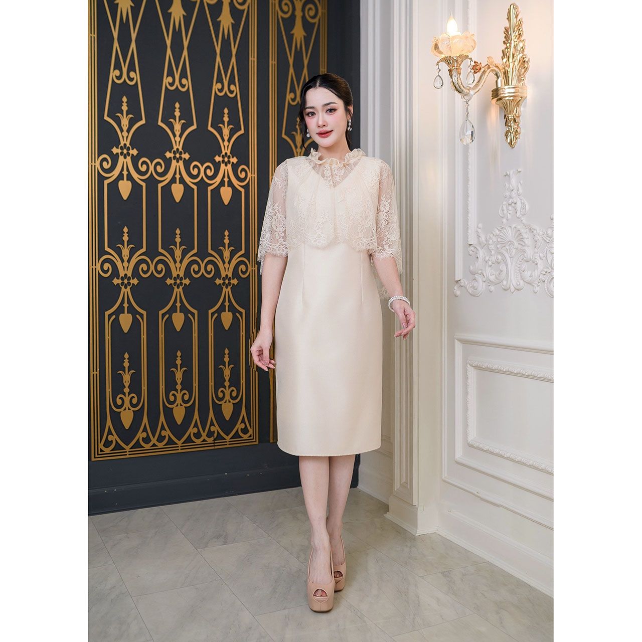 kudapy เดรสผ้าไหมอัดกาวทั้้งชุด าลูกไม้ฝรั่งเศสคอกลมเย็บแต่งจีบรอบคอได้ลุคหรูหรา ลูกไม้ปล่อยทิ้งตัวเป็นงานคลุมไหล่ด้านหน้าสั้นด้านหลังยาวถึงช่วงเอว