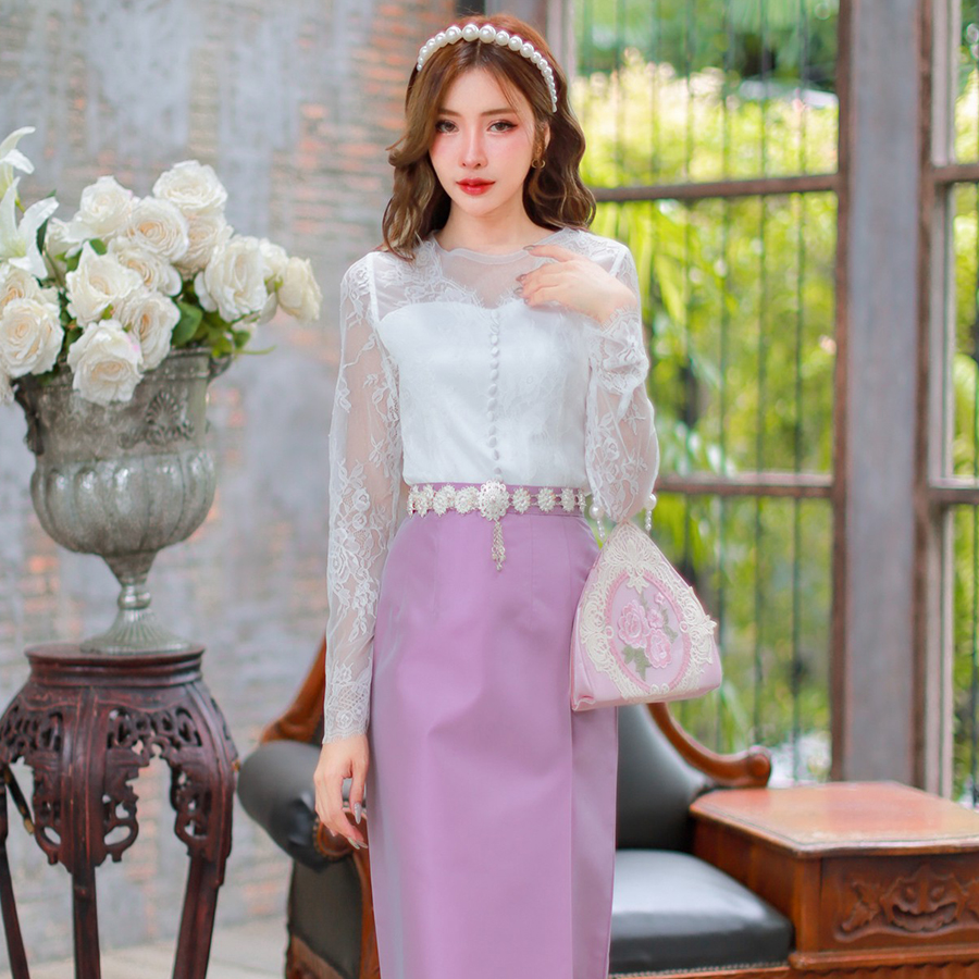 kudapy เสื้อลูกไม้เนื้อนิ่มแขนยาวสีขาว+ผ้าถุงสีม่วง สีกรมท่า สีชมพู ชุดไปงานแต่งเนื้อแน่น ผ้าทอลายอย่างดี