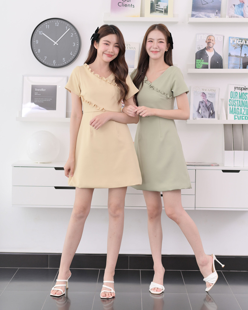 kudapy เดรสแขนสั้นคอวี ตัดต่อแนวเฉลียง ต่อรูดระบายเล็กๆบนตัวเสื้อ กระโปรงทรงเอบานเล็กน้อย ซิปหลัง