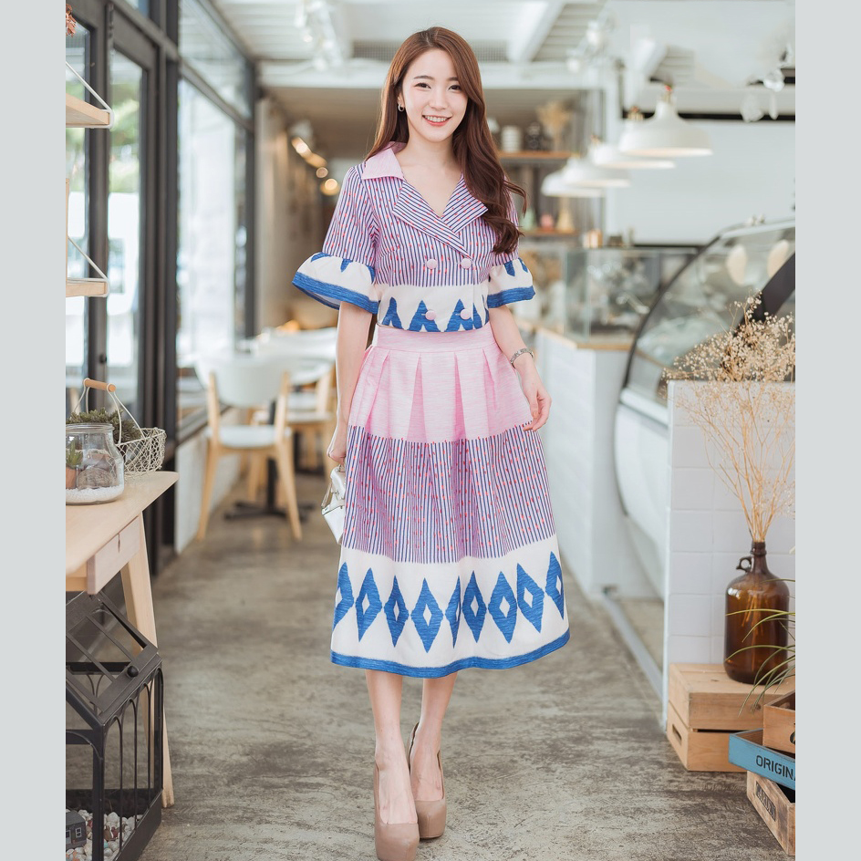 kudapy เดรสสั้นผ้าไทยคอปกลายสี่เหลี่ยมเพชรสีเขียว/สีชมพู แขนสั้นระบายชาย มีซับใน ซิบหลังค่ะ