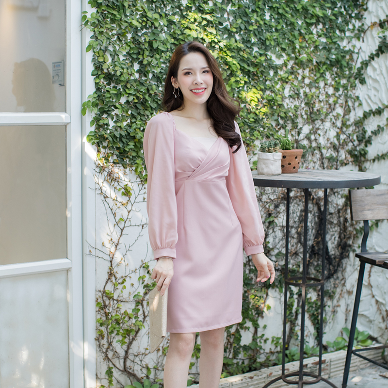 kudapy เดรสสั้นสีชมพู ช่วงคอเป็นคอวี อกจับจีบ ดูเซ็กซี่ แขนเสื้อเป็นผ้าชีฟอง ซีทรู ใส่สวยดูดี กระโปรงทรงสอบ