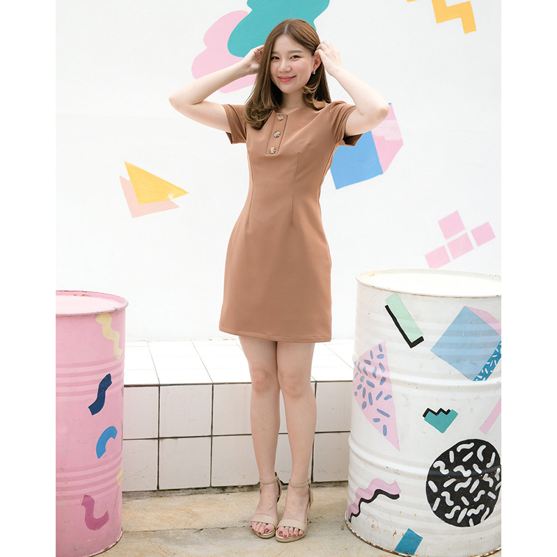 kudapy เดรสสั้นสีน้ำตาล/สีฟ้า แขนสั้น กิมมิคแต่งกระดุมช่วงอก จับเกล็ดเข้ารูป ใส่สวย