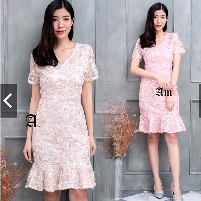 kudapy เดรสสั้นผ้าลูกไม้สีครีมเบจ/สีชมพูโอรส แขนสั้น คอวี กระโปรงระบายชาย ผ้าปักเลื่อมและริบบิ้น มีซับในในตัว ซิบซ่อนด้านหลัง