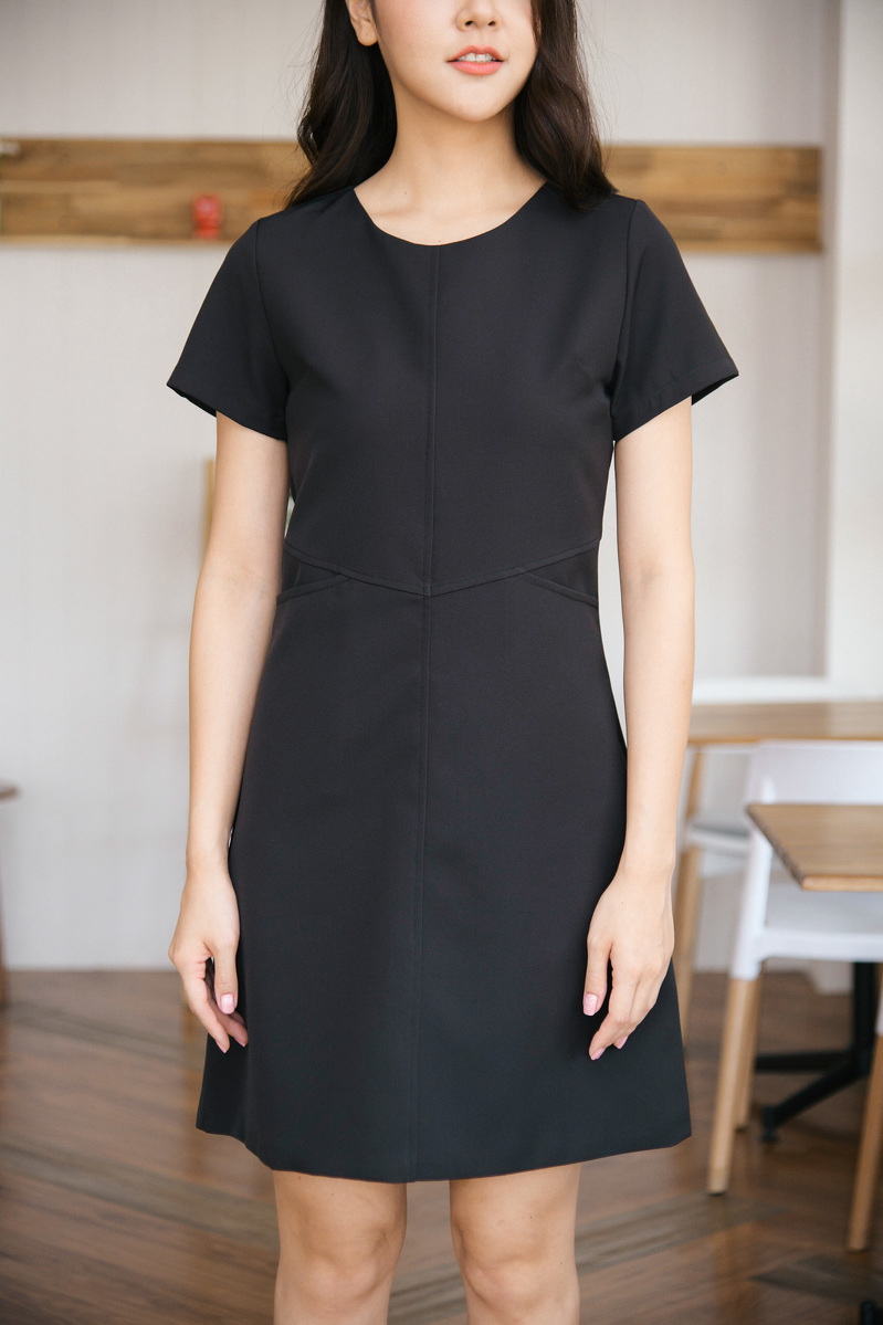 kudapy ชุดเดรสสั้นสีดำ,สีเทา กระเป๋าจริง2ฝั่งด้านข้าง คัทติ้งตัดต่อกลางลำตัวและดีไซน์ซ่อนกระเป๋า