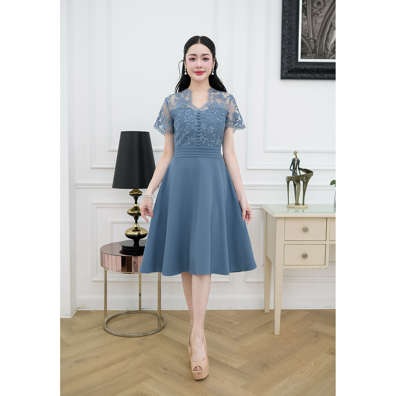 kudapy เดรสสั้นคอหยักตัววีสีเขียวอมฟ้า/สีม่วง คอวีแขนสั้น เสื้อลูกไม้ ดีไซน์แบบสวยดูแพง เป็นการออกแบบผสมผสานผ้าลูกไม้ปักเงาเล่นเชิงผ้าช่วงคอและชายแขนเสื้อ ด้านหน้าแต่งกระดุมเล็กๆ