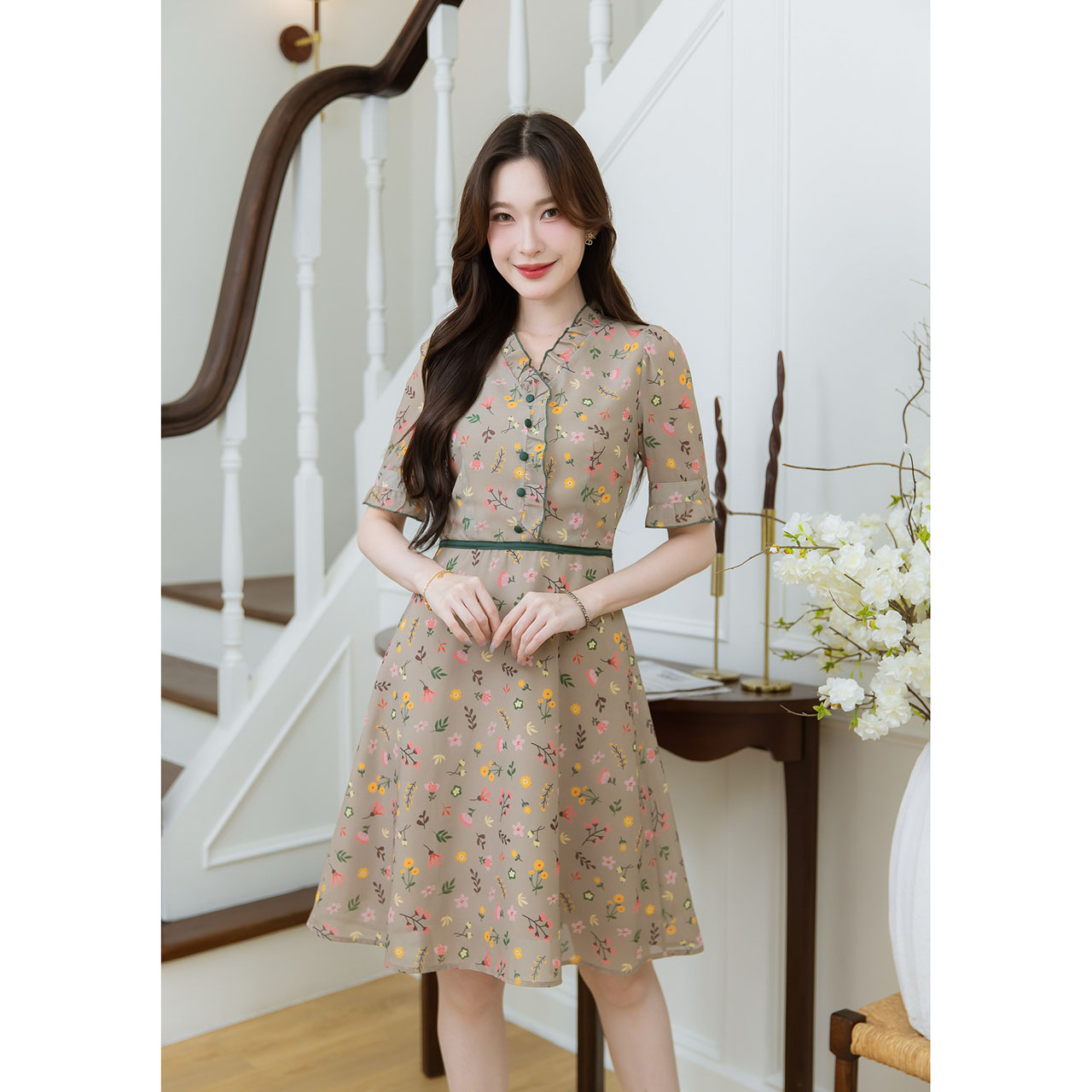 kudapy เดรสผ้าชีฟองพิมพ์ลายดอก ดีเทลคาดขอบเขียวตัดช่วงเอว แต่งกระดุมช่วงอก