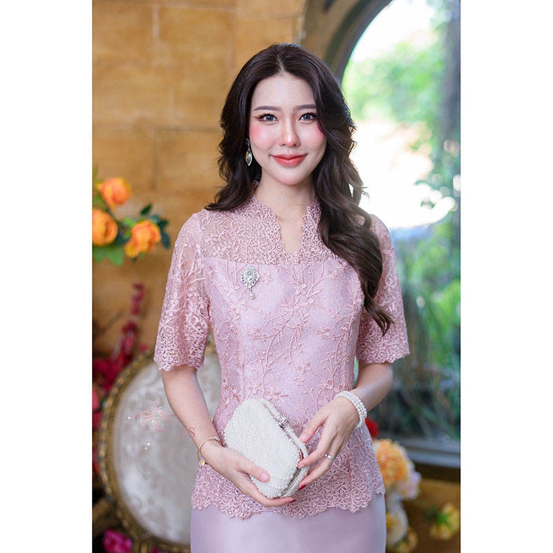 kudapyเดรสสั้นสีชมพูอ่อน/สีกรม ผ้าไหมลูกไม้ปักเงา ช่วงแขน คอเสือ ชายเสื้อ ใช้เชิงผ้าเล่นลายสวยทั้งหมด งานดีไซน์ใส่ง่ายออกงานสวยแนวสวยสุภาพ