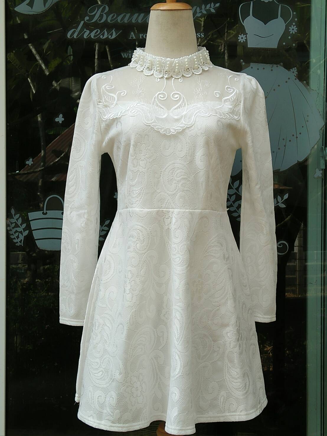 kudapy เดรสลูกไม้เนื้อหนาสีชมพูโอรสอ่อน / ขาว คอผ้าถักปักมุกหน้าอกซีทรู