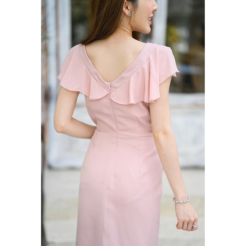 kudapyเดรสสั้นสีชมพู/สีกรม/สีแดง/สีแดง คอวีแต่งระบายอกด้วยผ้าชีฟองระบายต่อไปปิดต้นแขน เป็นลุคที่ใส่ได้ทั้งใส่ทำงานและออกงาน