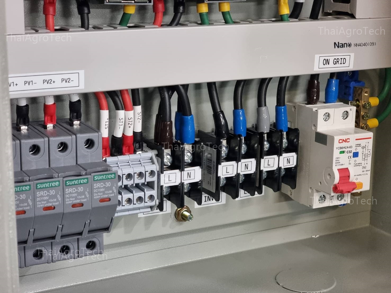 ตู้คอมบายเนอร์แบบไฮบริดออนออฟกริด 2 สตริง Hybrid On/Off-grid AC Combiner Box 2 string พร้อม สวิตซ์สลับแหล่งจ่ายไฟ อัตโนมัติ(สลับเร็ว) ระบบไฟฟ้าสำรอง ATS Automatic Dual Power Transfer Switch 2P 63A-100A