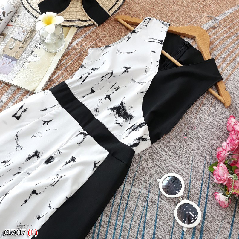 kudapy จั๊มสูทขายาวสีดำ ทรงไขว้ป้ายอก ทรงแขนกุด เนื้อผ้าอิตาลี ตัดต่อผ้าสลับสีพื้นดำกับผ้าลายหิน