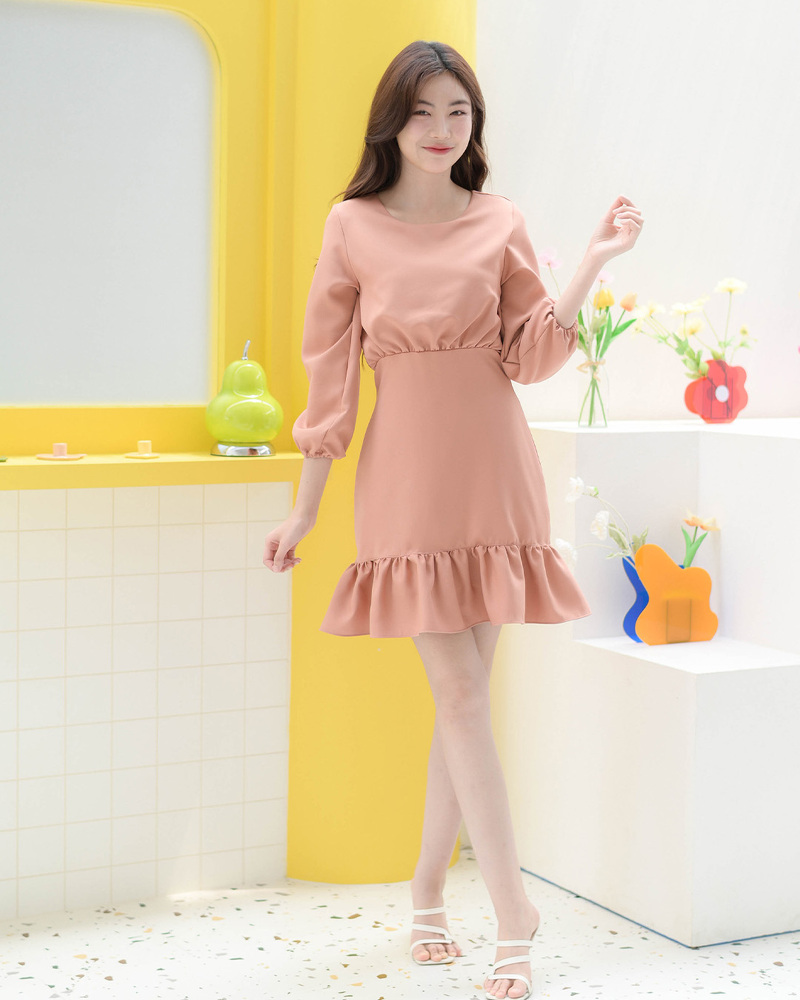 kudapy เดรสแขนยาวคอกลม จั๊มที่ปลายแขนเบาๆ รูดเอวเพิ่มเลเยอร์เก๋ๆ แต่งระบายชายพลิ้ว ผ้าใส่สบาย