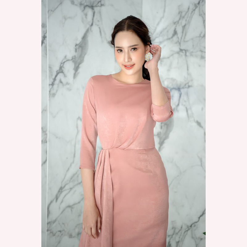 kudapy เดรสสั้นออกงาน ผ้าซาตินเครป คอกลม แขนสี่ส่วน กระโปรงเข้ารูปทรงสอบ แต่งผ้าเฉลียงยาวด้านข้าง สวยเก๋มากๆ