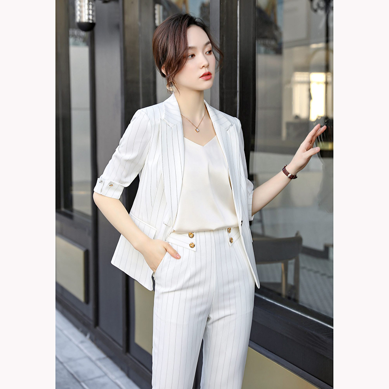 kudapy ชุดสูททำงานผู้หญิงสีดำ/สีขาว/สีเบจ แขนสามส่วนลายทางพร้อมกางเกง จุดเด่นของชุดนี้คือการออกแบบให้เป็นลายทางเพื่อเพิ่มสไตล์