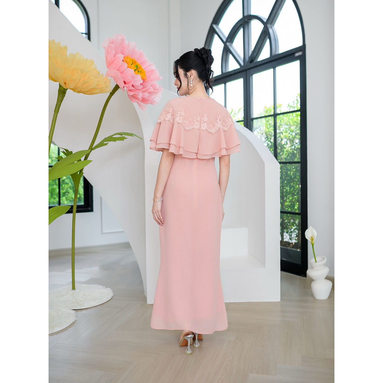 kudapy เดรสผ้าชีฟองตัวยาว งานชายหางปลาเล็กๆไม่บานมาก ดีไซน์คลุมไหล่ถึงสองชั้น แต่งลูกไม้รอบตัวเป็นงานลูกไม้คอร์ดแต่งเลื่อม