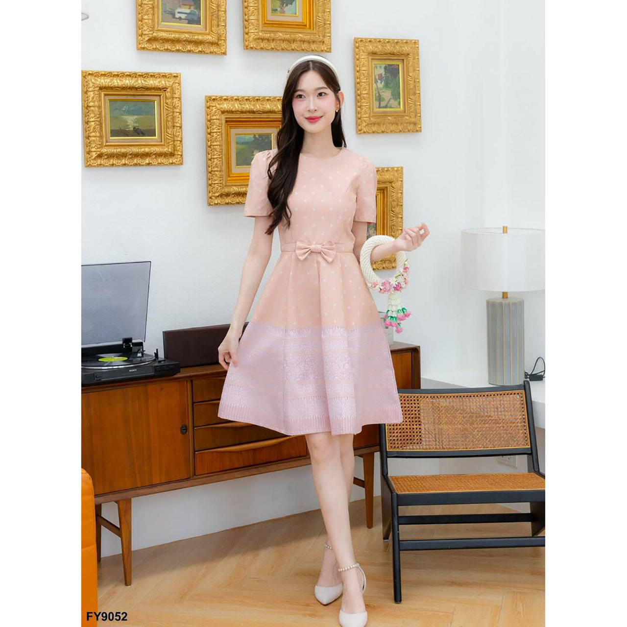 kudapy เดรสสั้นสีขาว/สีชมพู ใส่ทำงานผ้าไทยลายทอ แต่งโบว์เองสวยดูดี