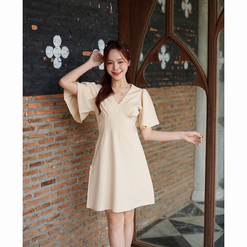 kudapy เดรสสั้นสีชมพู/สีเขียวมัทฉะ/สีครีม ตัวเสื้อเป็นคอวีจับจีบเดรปที่อก ต่อลงมาเป็นกระโปรงทรงเอบานเล็กๆ แขนเสื้อเป็นทรง Bell