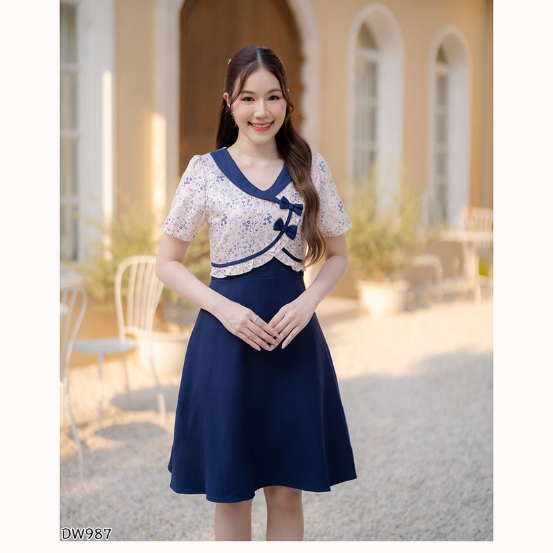 kudapy เดรสสั้นสีเหลือง/สีชมพู/สีกรม คอบัวเสื้อกั๊กทรงระบายเล็กๆ กระโปรงพริ้ว ดีเทลมีกระดุมน่ารักๆติดตรงอก