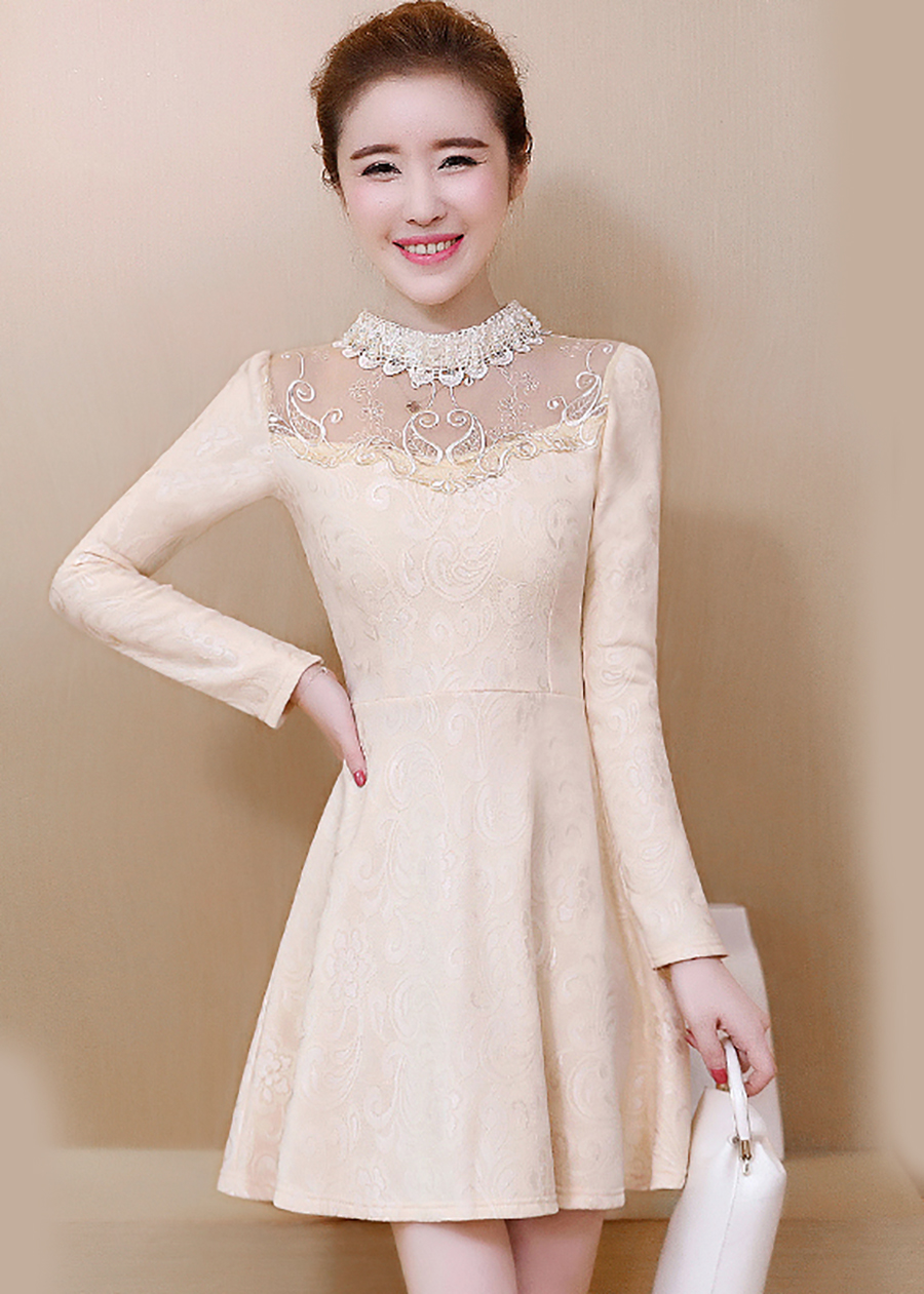 เดรสลูกไม้เนื้อดีสีครีม คอผ้าถักปักมุก หน้าอกซีทรู