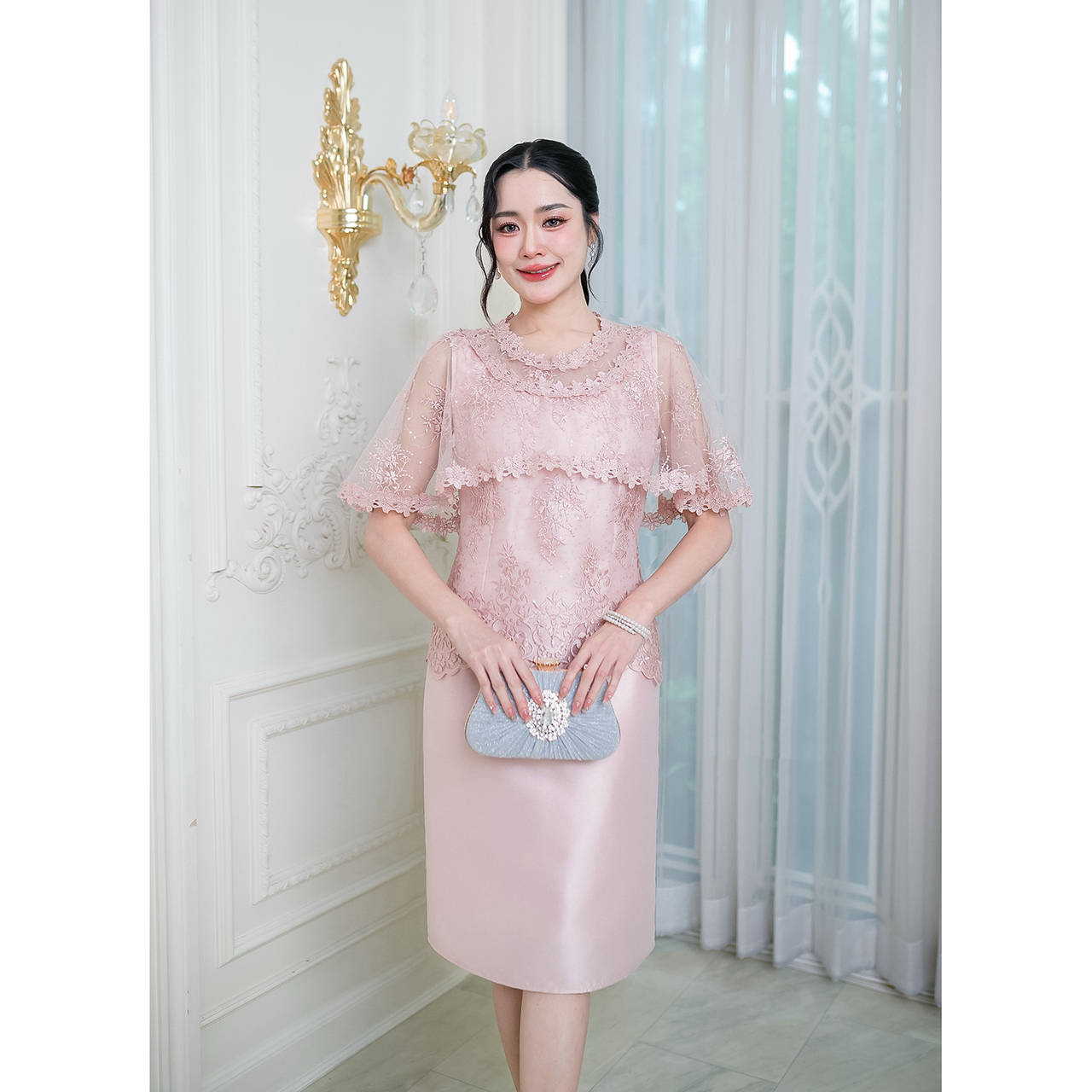 kudapy เดรสผ้าไหมดีไซน์คลุมไหล่ ปักลายราณีต คอกลมแต่ดอกไม้รอบคอ ลูกไม้ทอผสมเลื่อมชายเสื้อเป็นเชิงผ้าเล่นลายสวย ตัวกระโปรงเป็นงานผ้าไหมเนื้อเบา