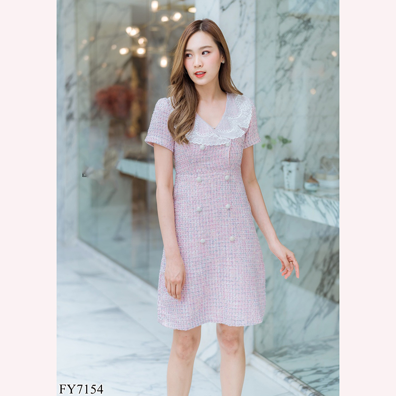 kudapy เดรสสั้นสีขาว/สีชมพู/สีฟ้า ผ้าชาแนลปกลูกไม้ สวยน่ารักใส่สบายตัว