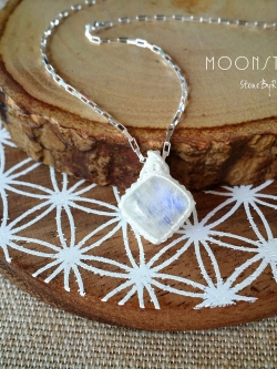 สร้อยคอเงินจี้หินเรนโบว์มูนสโตน Rainbow Moonstone