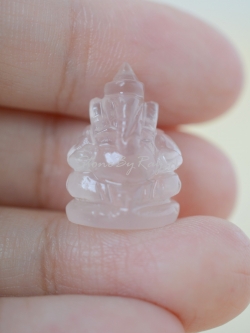 พระพิฆเนศโรสควอตซ์(Rose quartz Garnesha)