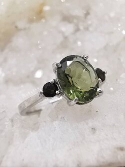 แหวนเงินสะเก็ดดาวโมดาไวท์กับสะเก็ดดาวสีดำ Moldavite+Tektite