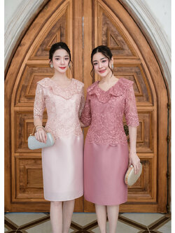 kudapy เดรสสั้นสีชมพูกะปิ/สีชมพูโอรส เนื้อผ้าดีสวยพรีเมี่ยมลูกไม้เนื้อนิ่ม แขนศอกสุภาพเรียบร้อย ช่วงคอเสื้อเก๋มากค่ะเป็นคอวีแต่งระบายรอบคอ