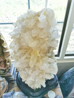 หินคริสตัลควอตซ์ผลึกก้อนธรรมชาติพร้อมฐาน