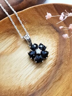 สร้อยคอเงินจี้นิลรูปดอกไม้ Black Spinel